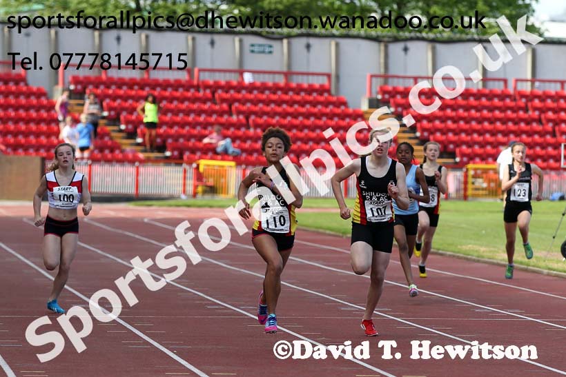 Under-13 girls 200 metres at the North Eastern Championships, Gateshead International Stadium.  Photos: David T. Hewitson/Sports for All Pics